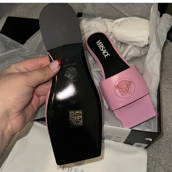New Versace La Medusa light pink Sandal! - Picture 2 of 2